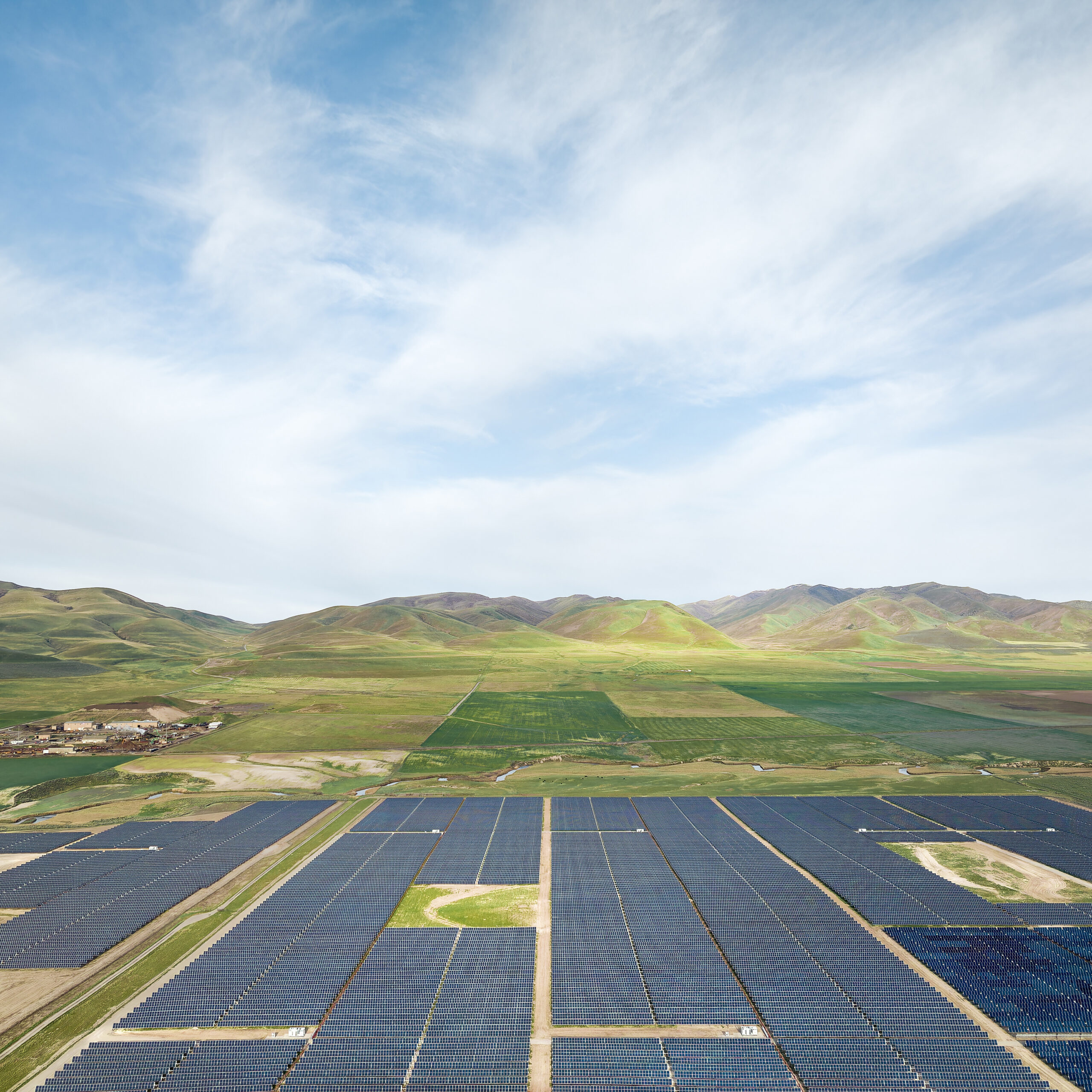Impianto fotovoltaico industriale al tramonto